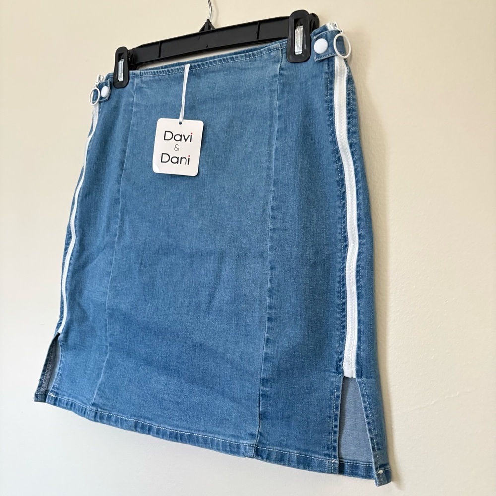 DAVI & DANI Denim Mini Skirt Size Medium - Picture 3 of 10